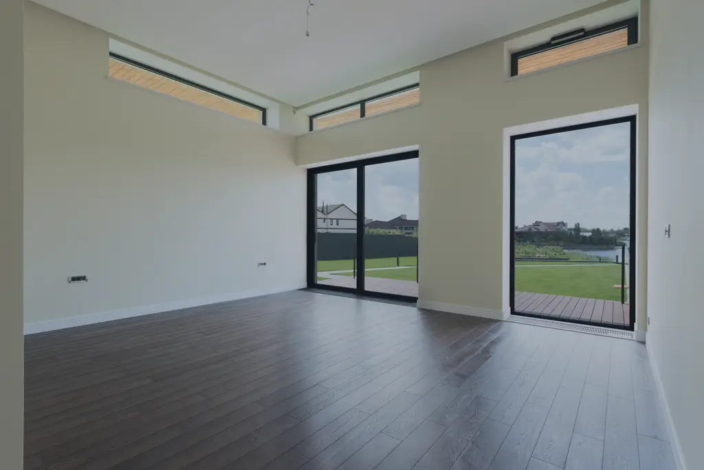 Dezelfde woonkamer met raamfolie op het glas