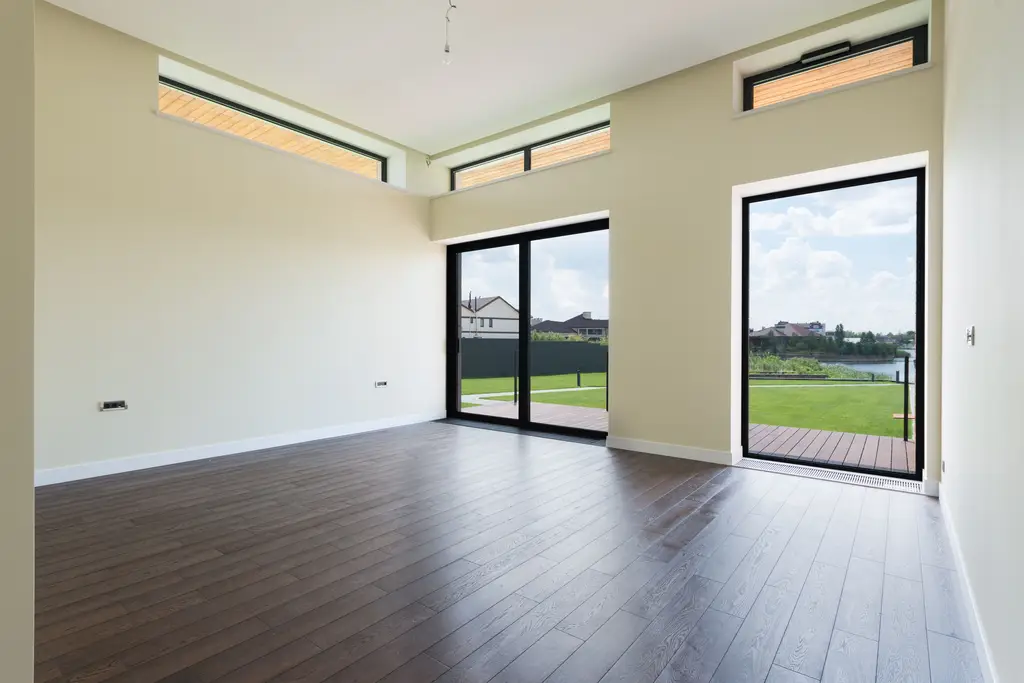 Lichte woonkamer met grote ramen, zonder raamfolie